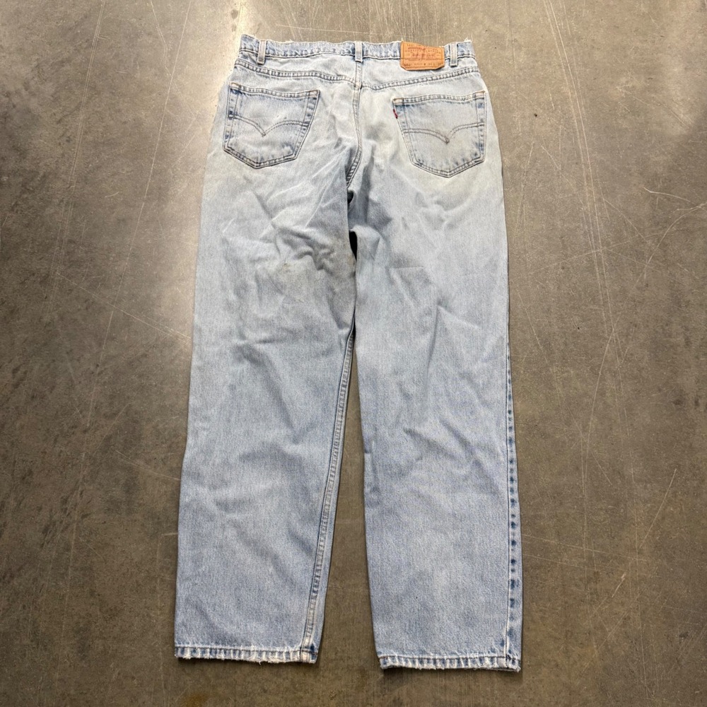 Vintage Levis 550 Mens Relaxed Fit Tapered Leg Light Wash Denim Jeans 36x31